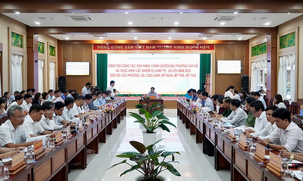 Lanh dao phuong Cao Lanh bao cao tai buoi lam viec. Anh: Cong thong tin dien tu Dong Thap. 