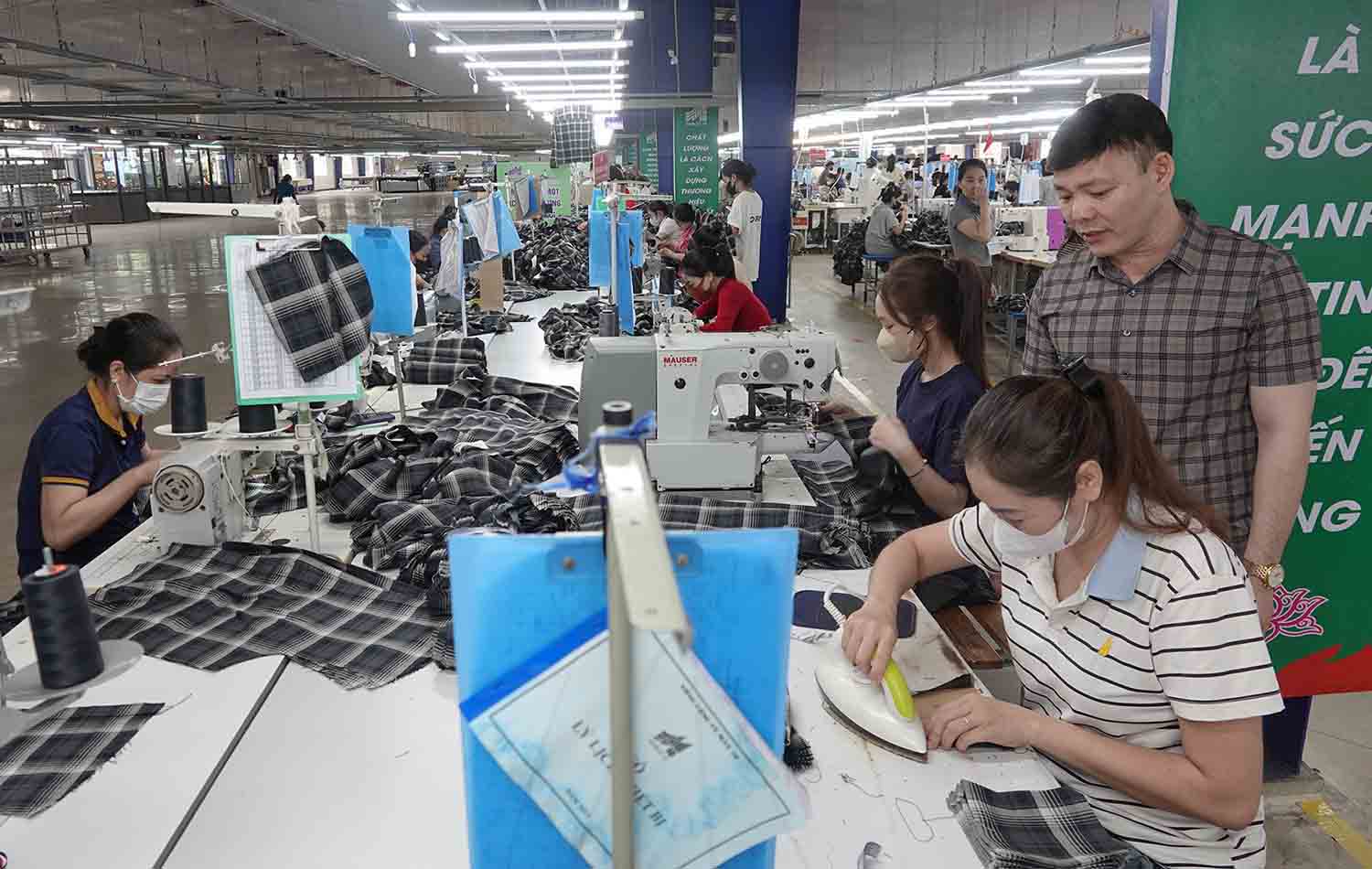 하띤 봉제 공장은 임금을 인상하고 좋은 대우를 많이 받았지만 여전히 노동자를 채용하기 어렵습니다. 사진: 쩐 뚜언.