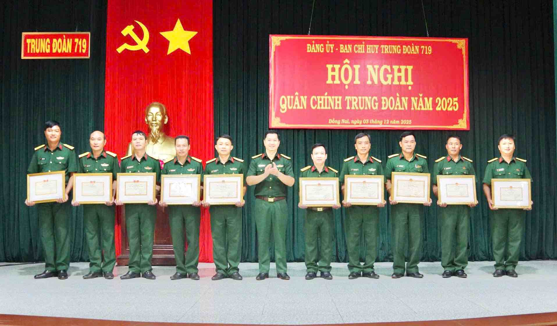 Lieutenant Colonel Nguyen Van Thuc, Deputy Secretary of the Party Committee, Regiment Commander of Regiment 719, awarded collectives and individuals with outstanding achievements in the Emulation Movement for Victory. Photo: Huynh Son
