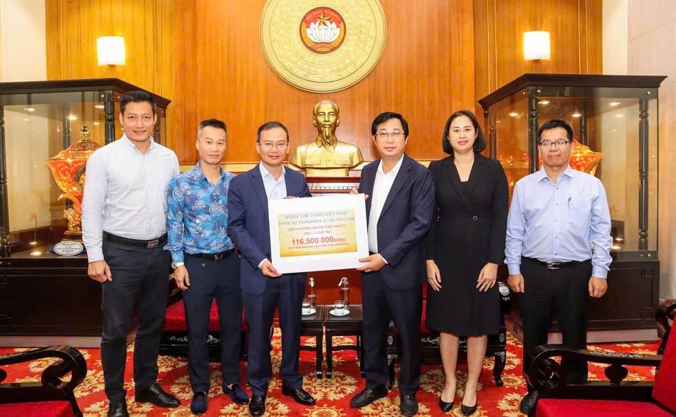 SEA Games 33のベトナム代表団長であるグエン・ホン・ミン氏が、ベトナム祖国戦線委員会で台風と洪水に見舞われた同胞を支援するために1160万ベトナムドンを贈呈。写真:ブイ・ルオン