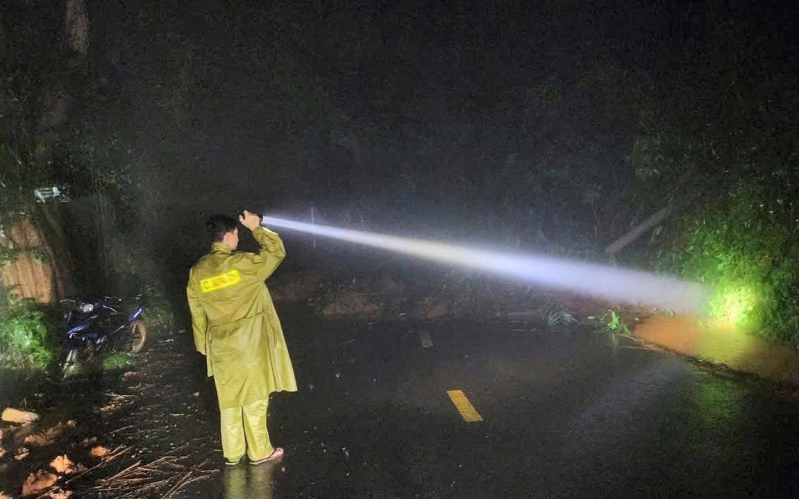 Luc luong Canh sat Giao thong Cong an Lam Dong tiep can hien truong sat lo tren deo Gia Bac. Anh: Phuc Khanh