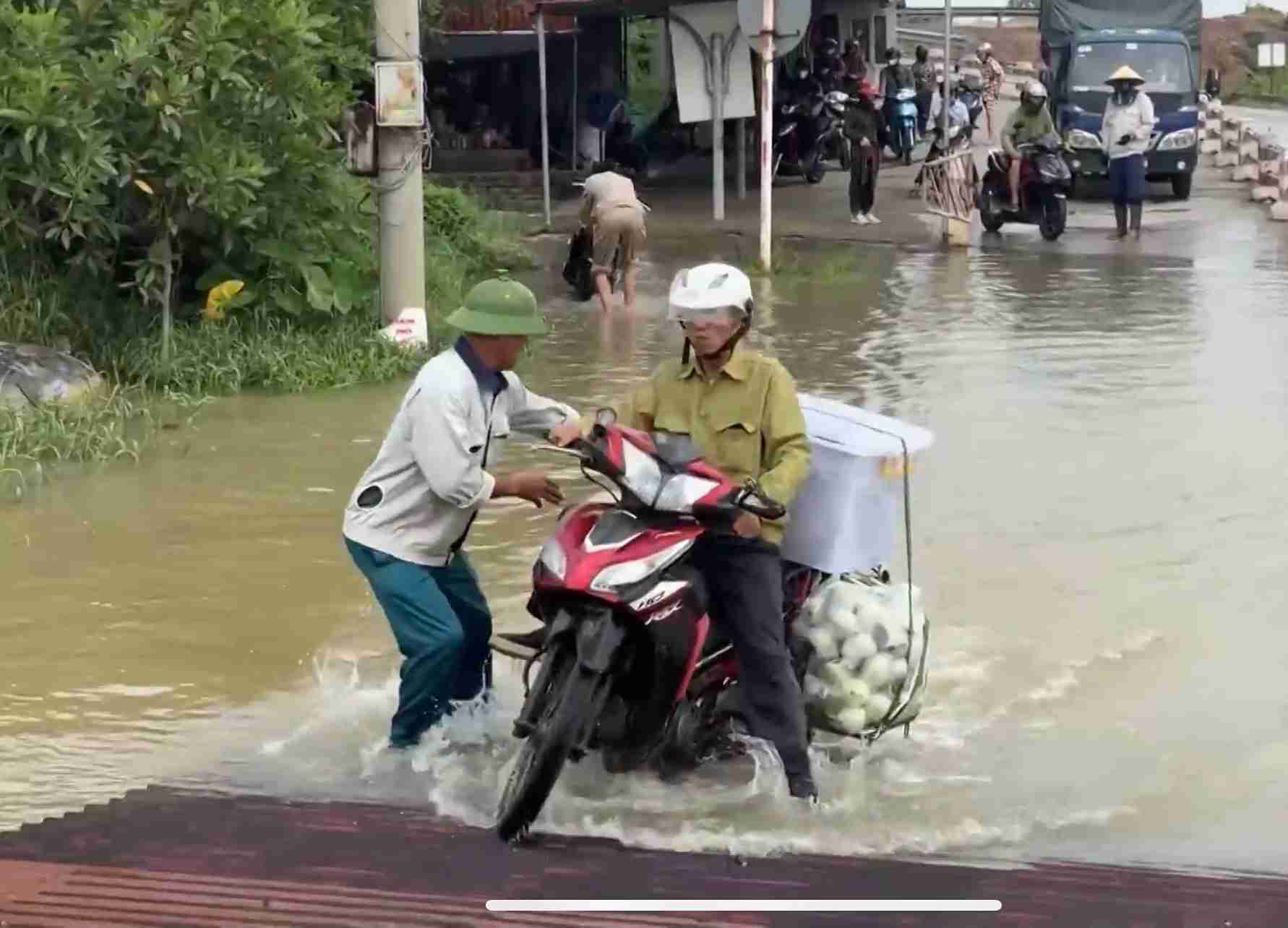 Người dân vất vả đưa hàng hóa lên phà trong điều kiện trơn trượt.