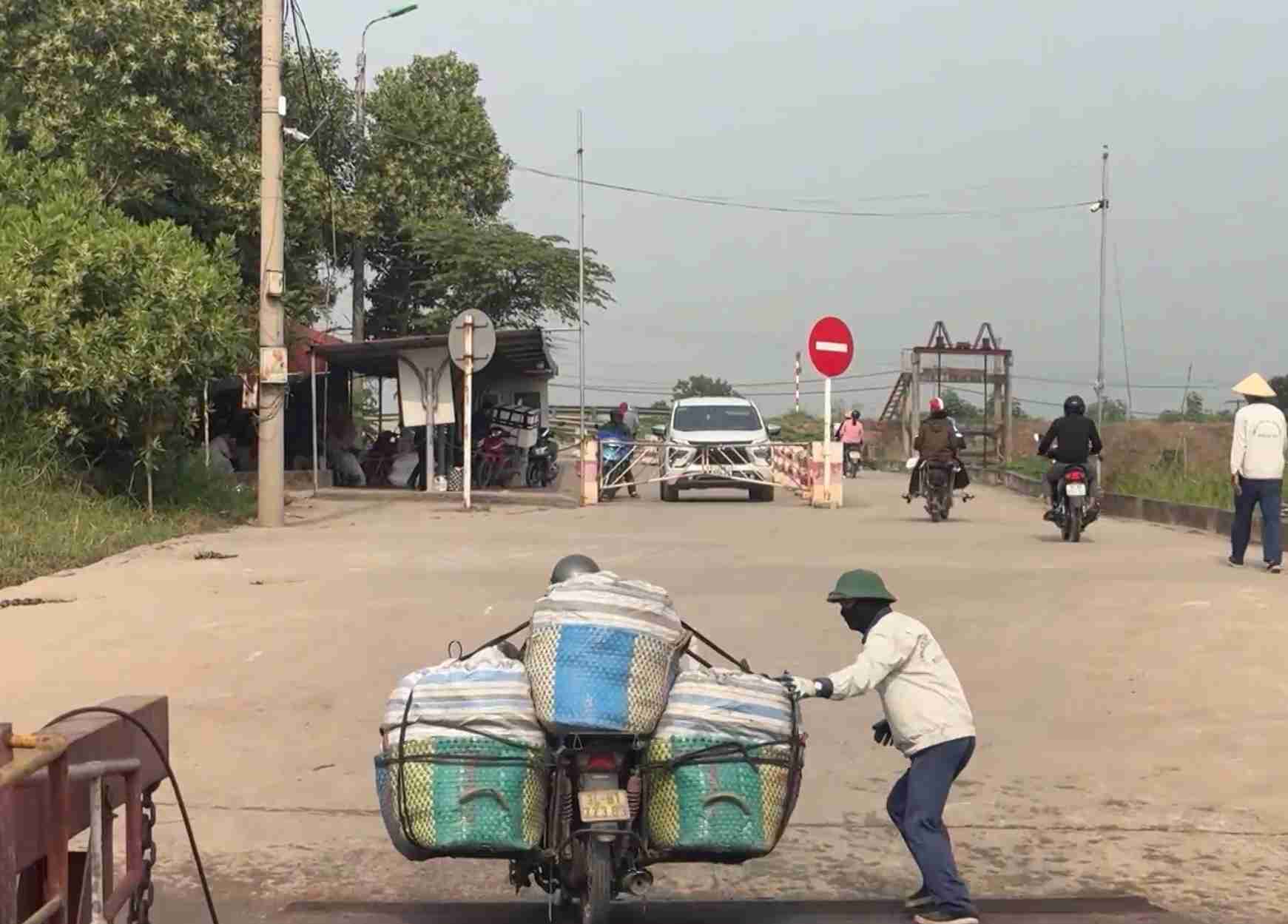 Người dân mang theo hoa quả, rau củ lên phà để vận chuyển vào thành phố.