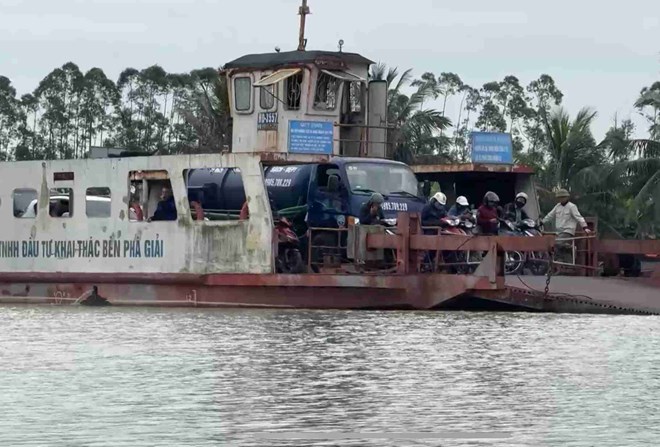 Người dân Hải Phòng mong sớm có cầu bắc qua sông Rạng, chấm dứt cảnh chờ phà