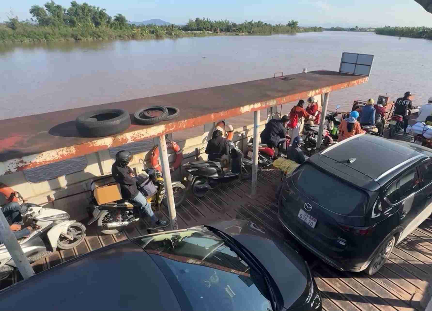 Xe máy và ô tô chờ lượt sang phà. Ảnh: Hải Minh