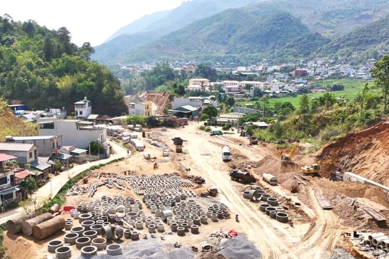 Dự án đường nội thị thị trấn Bắc Yên (nay là xã Bắc Yên) tỉnh Sơn La chậm tiến độ do sạt lở và chưa thống nhất phương án bồi thường, tái định cư. Ảnh: Nhật Minh