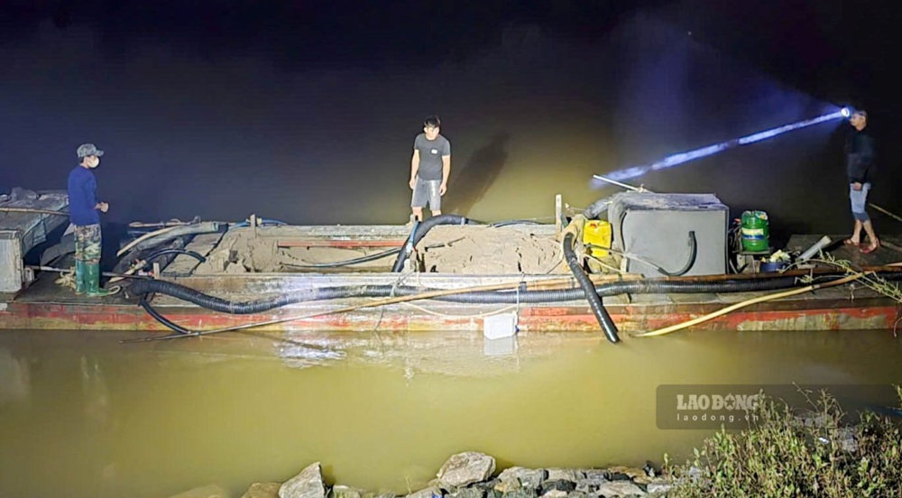 Tàu nhôm hút cát trái phép từ sông Thạch Hãn lên khoang thuyền khi lực lượng Công an bắt quả tang (Ảnh chụp lúc 0h30 ngày 3.12). Ảnh: PV