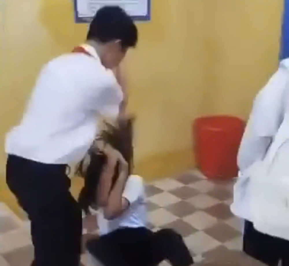 2 nam sinh đánh nữ sinh trong lớp học đăng trên mạng xã hội được lãnh đạo UBND xã Chợ Vàm xác nhận xảy ra hồi tháng 9.2025. Ảnh chụp từ video clip
