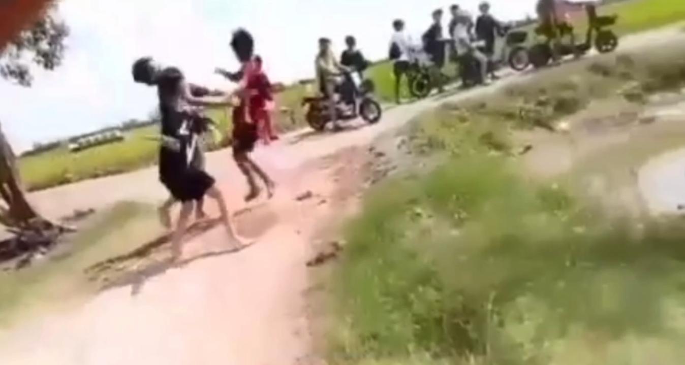 The student fight in Binh Thanh Dong commune (An Giang) caused injuries in October 2025, causing many people to worry about school violence. Photo from video clip