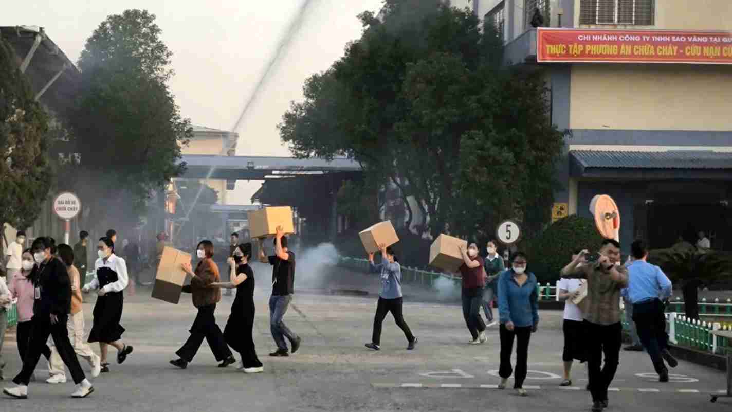 消防・消火プログラムは、労働者が法律を理解し、火災・爆発への対応スキルを習得するのに役立ちます。写真: Hung Yen 省警察