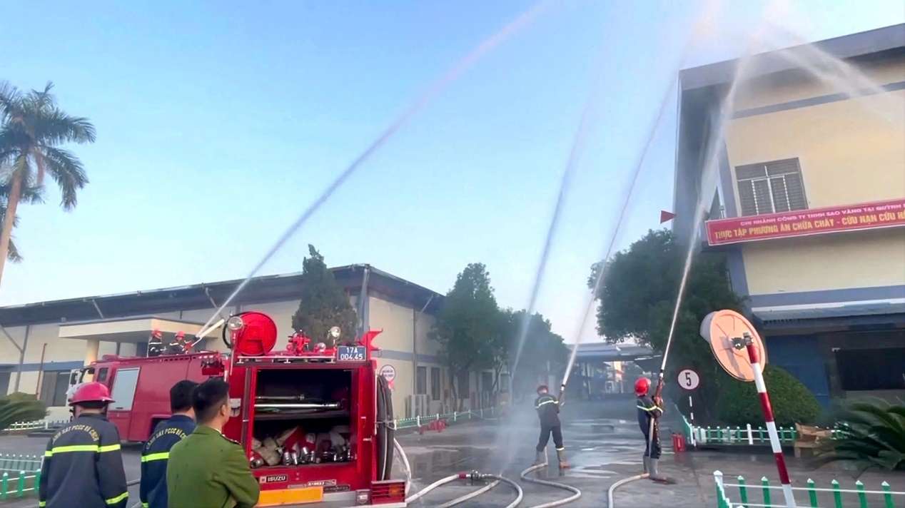 Chien si Canh sat phong chay, chua chay Hung Yen dieu khien may bom chua chay. Anh: Cong an tinh Hung Yen