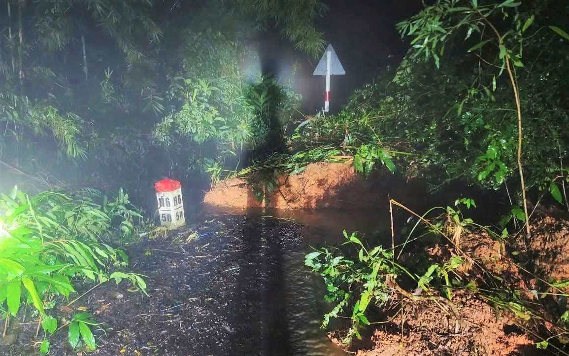 The serious landslide paralyzed Gia Bac Pass in Lam Dong, with about 20 cars stuck at the time of the landslide. Photo: Phuc Khanh