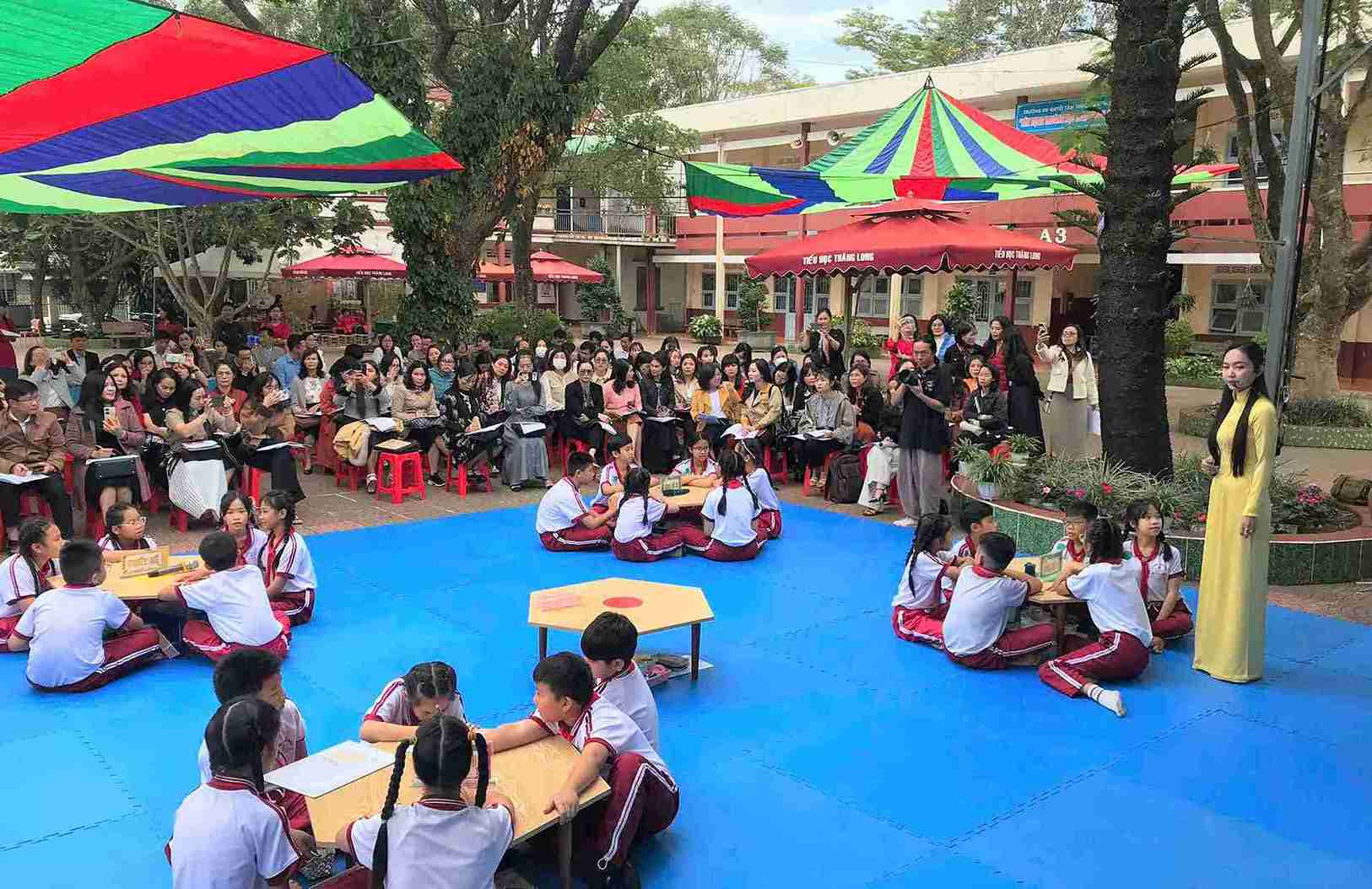 Teaching 2 sessions/day will help Lam Dong Education sector innovate teaching methods towards developing students' abilities, while increasing the application of information technology and artificial intelligence. Photo: Phuc Khanh