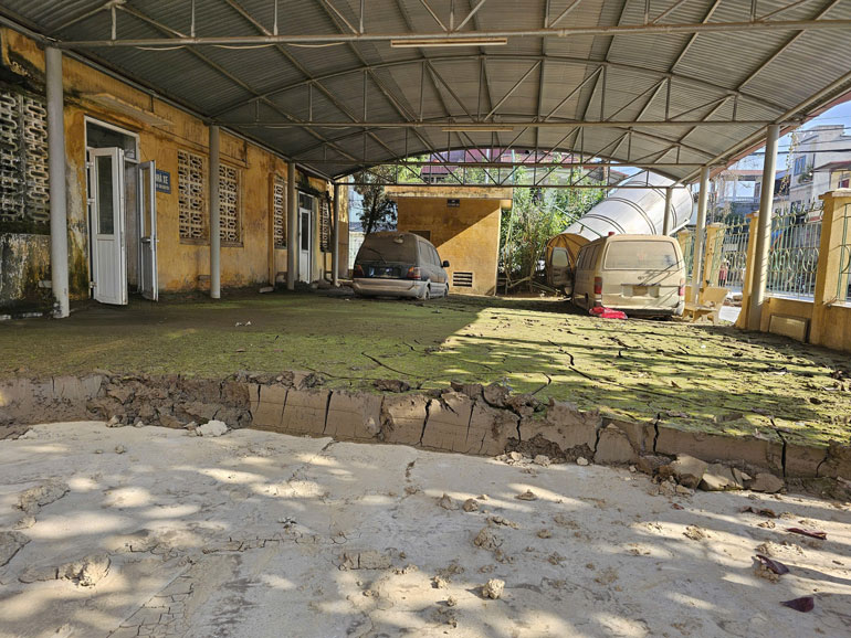 Sau dot mua bao vua qua, lop bun dat day phu kin khuon vien benh vien. Xe cong vu, xe dua don benh nhan bi ngap trong bun, hu hong nang. Anh: Bao Nguyen 