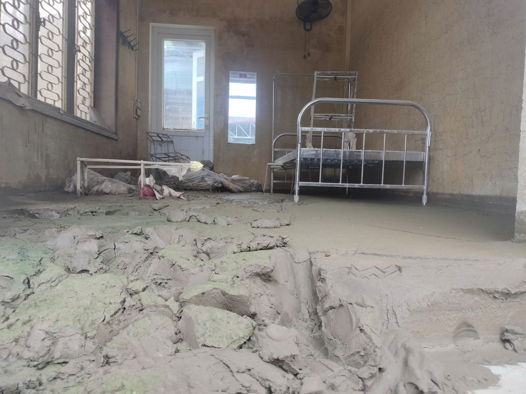 Ben trong benh vien, co so vat chat va trang thiet bi phu day bun dat sau mua bao. Anh: Bao Nguyen 