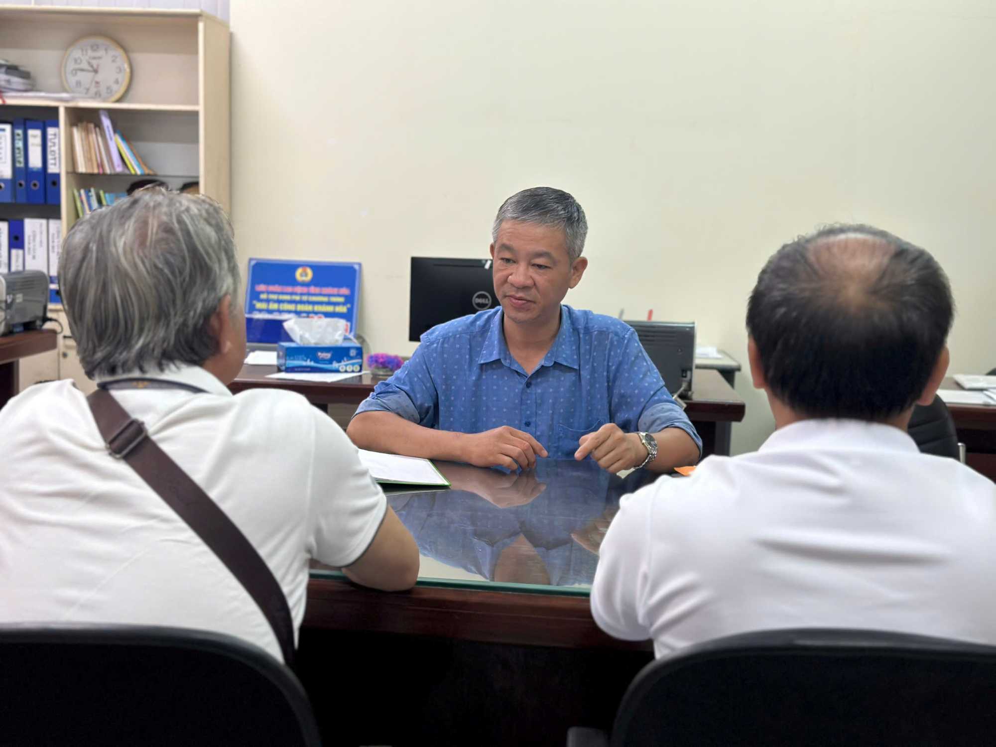 Khanh Hoa Trade Union officials received a petition authorizing a lawsuit against Mai Linh Nha Trang Company Limited from employees with long-term unpaid wages and social insurance. Photo: Phuong Linh