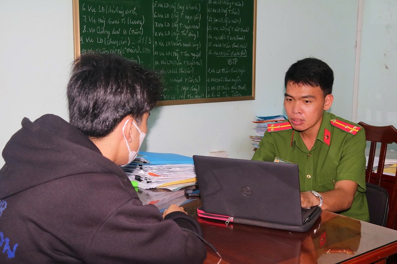 Nạn nhân trình bày sự việc suýt bị lừa đảo qua mạng xã hội với cán bộ điều tra tại cơ quan Công an. Ảnh: Bộ Công an