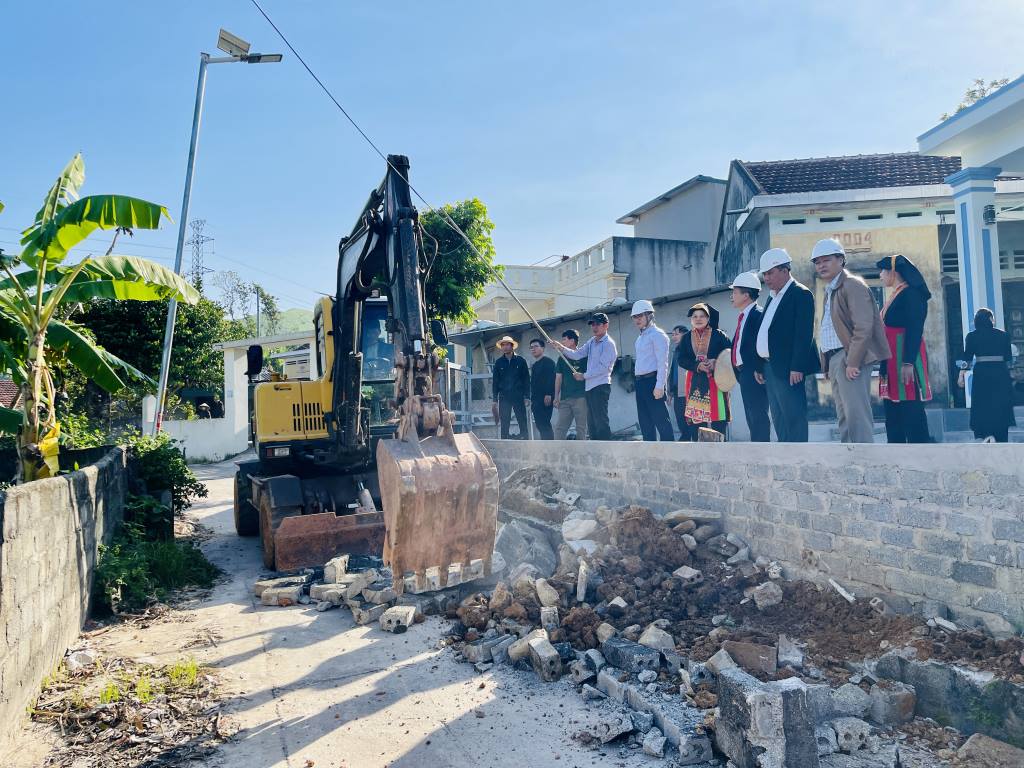 Los hogares donan voluntariamente terrenos y obras arquitectonicas para llevar a cabo el proyecto de renovacion y mejora de la carretera de entrada 2 en la aldea de Dan Chu 2 en la comuna de Quang La (Quang Ninh). Foto: Hoang Nga