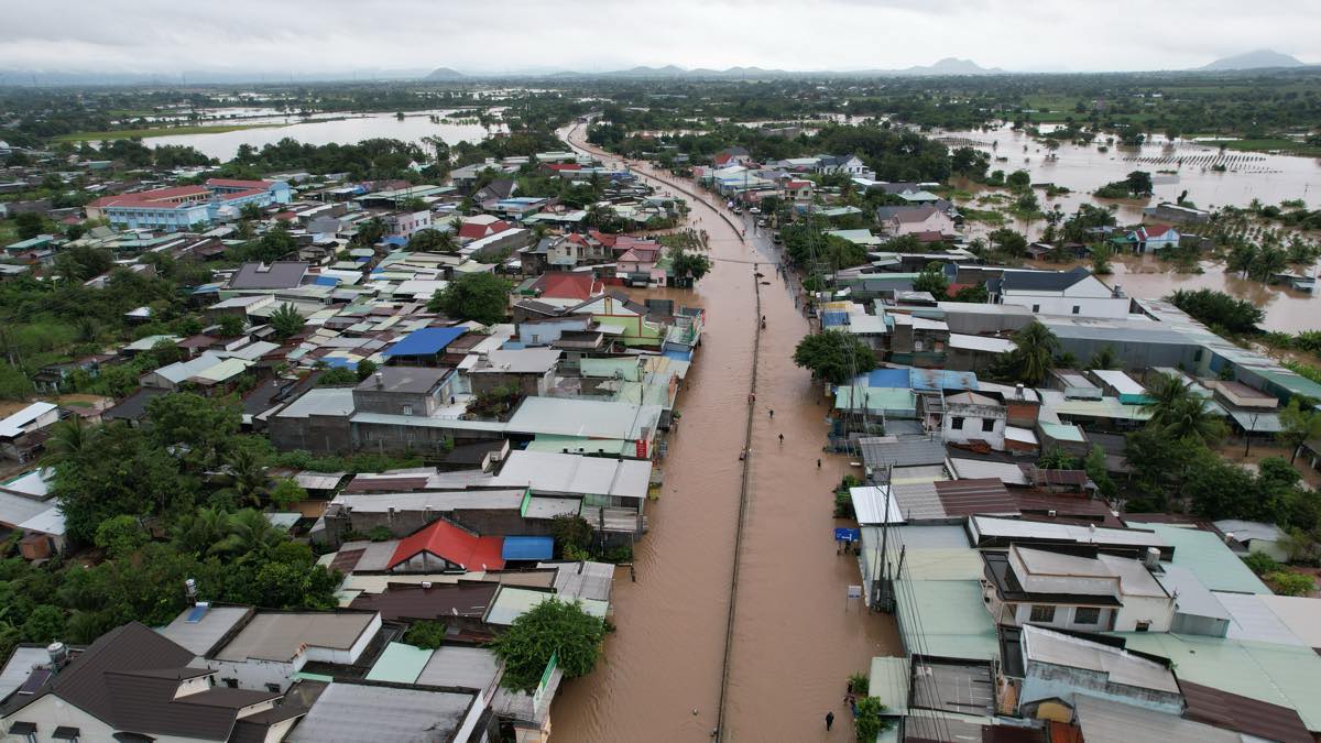 Doan Quoc lo 1 km1678 ngap nang gay chia cat giao thong. Anh: Duy Tuan 