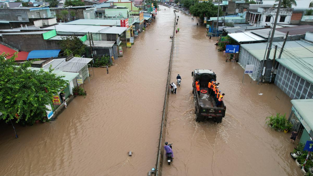 Xe tai cho luc luong cuu ho vuot nuoc ngap. Anh: Duy Tuan 