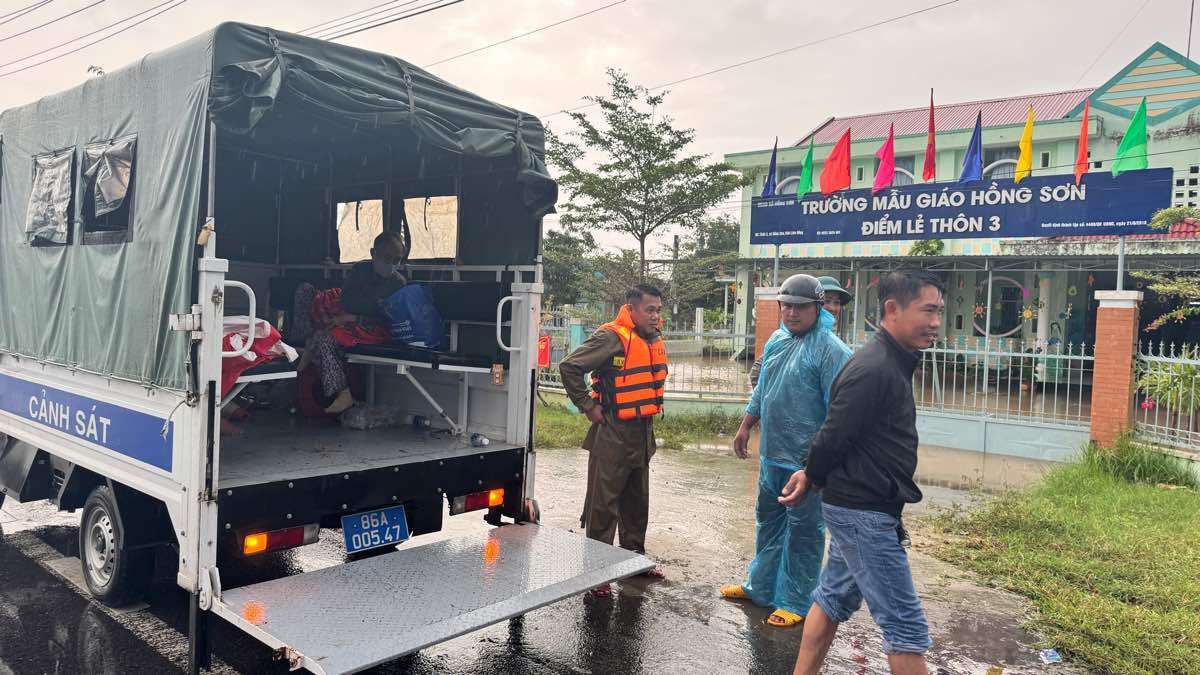 Nguoi dan trong khu vuc ngap duoc di doi den noi an toan. Anh: Duy Tuan 