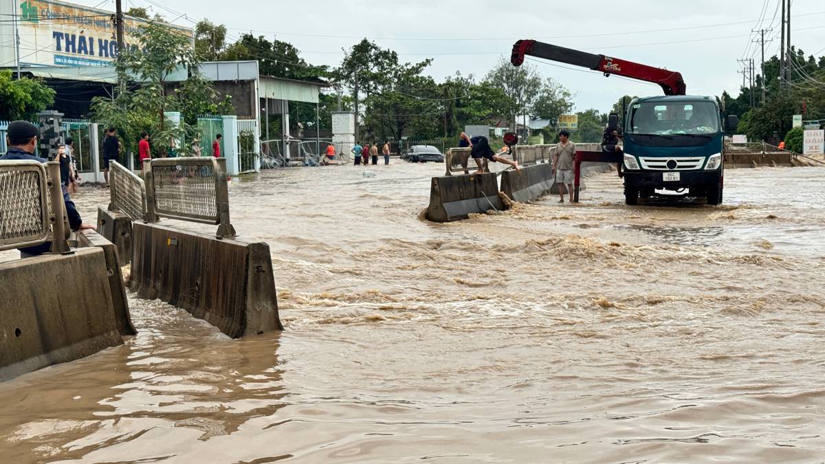 Vi tri km1678+400 bi nuoc chay xiet xo lech dai phan cach. Anh: Duy Tuan 