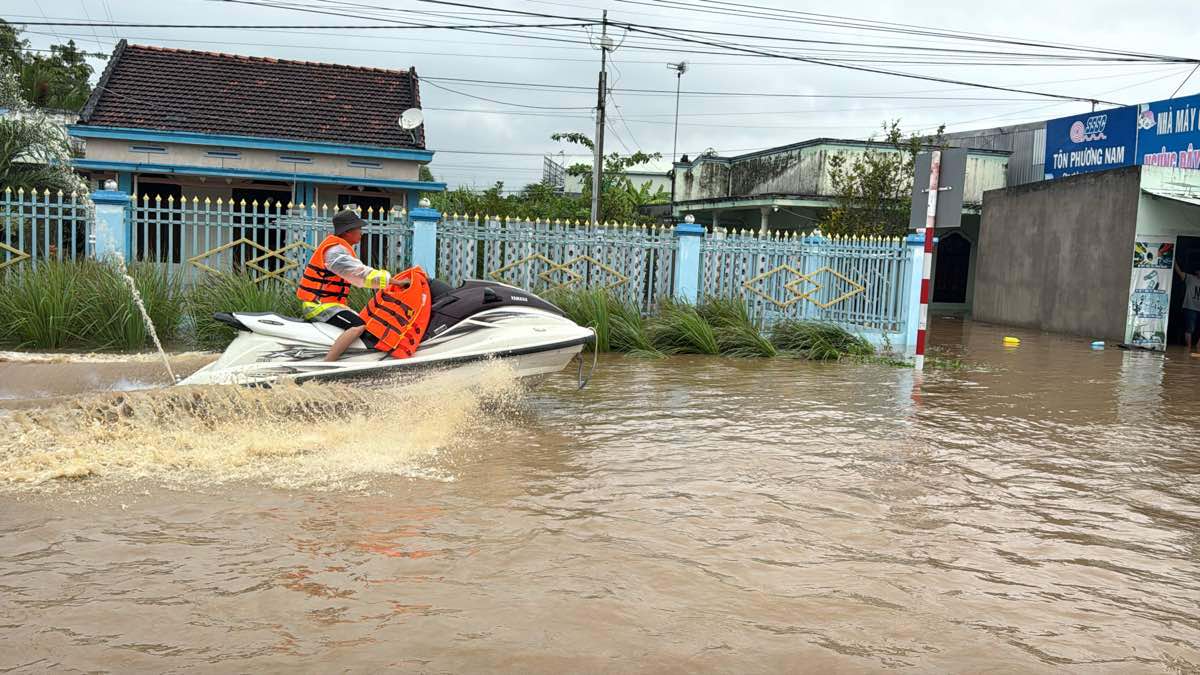 Mo to nuoc chay vao khu vuc ngap de ho tro di doi nguoi dan. Anh: Duy Tuan 