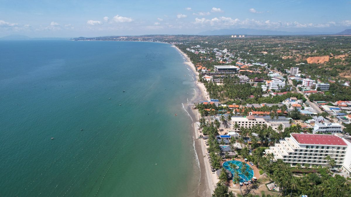 Bien Mui Ne trong xanh thu hut du khach. Anh: Duy Tuan 