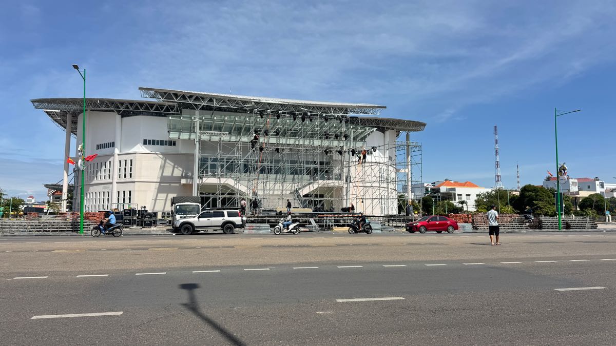 San khau chuong trinh Countdown chao nam moi 2026 tai Phan Thiet. Anh: Duy Tuan 