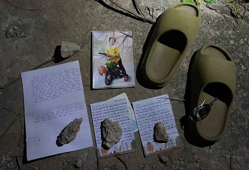 Paper sheets and sandals were discovered by people. Photo: People