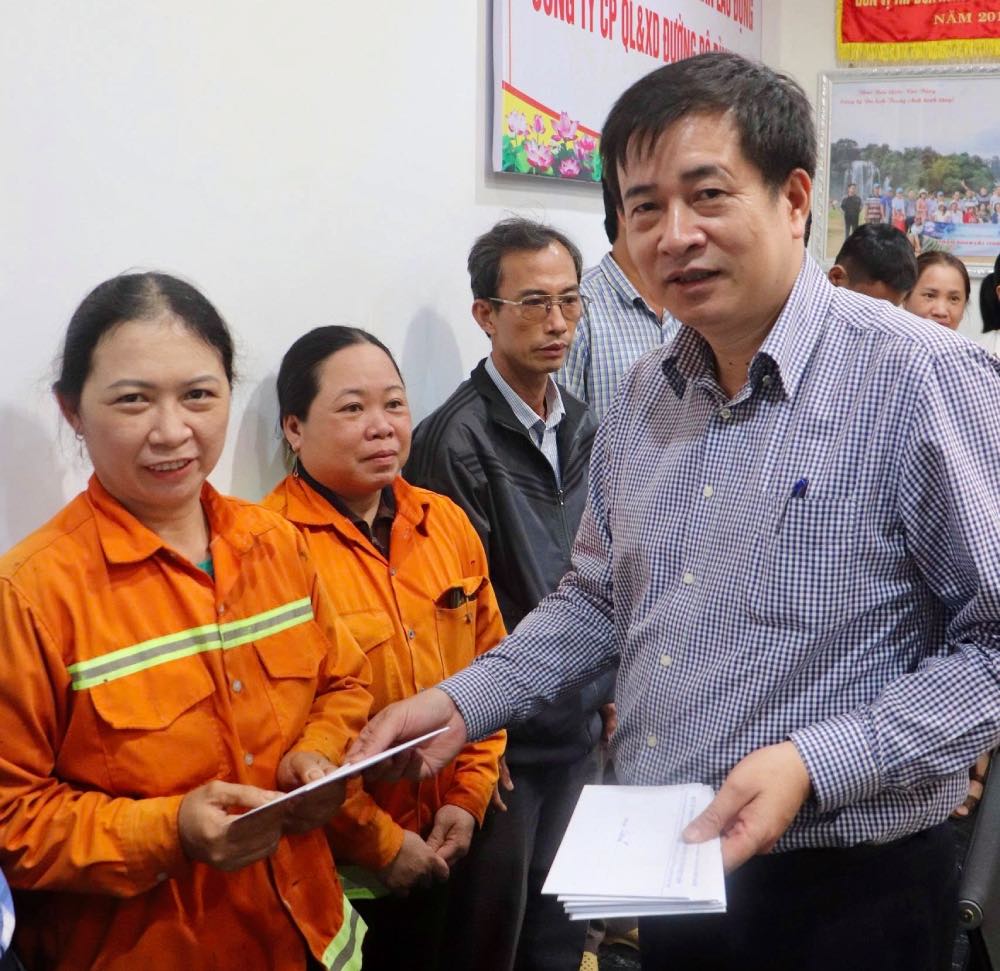 Ong Pham Hoai Phuong, Chu tich Cong doan Xay dung Viet Nam trao qua den cong nhan Cong ty Co phan Quan ly va Xay dung duong bo Binh Dinh. Anh: Thu Loan