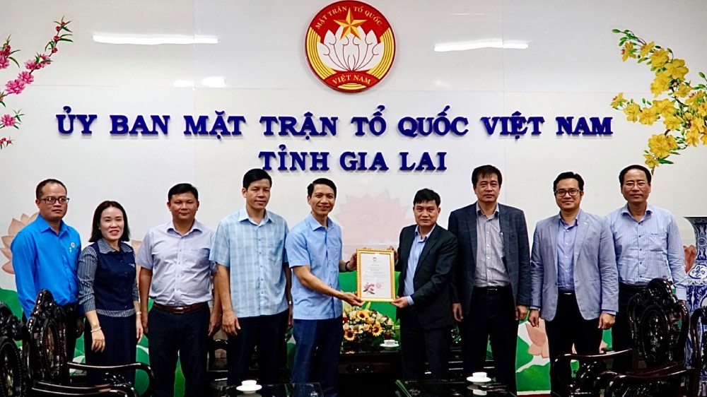 Representative of the Working Delegation of the Ministry of Construction and the Vietnam Construction Trade Union, Mr. Dao Van Tien presented a symbolic sign of 1 billion VND to the Vietnam Fatherland Front Committee of Gia Lai province to support people to overcome the consequences of natural disasters. Photo: Thu Loan
