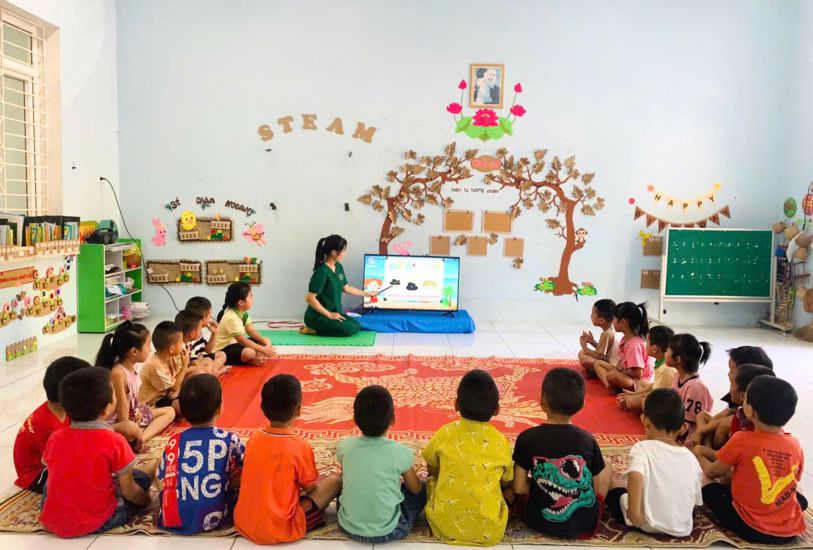 Ms. Lo Thi Nga - teacher of Na Meo 2 Kindergarten (Na Meo commune, Thanh Hoa province) - in a lesson. Photo: Phuong Anh