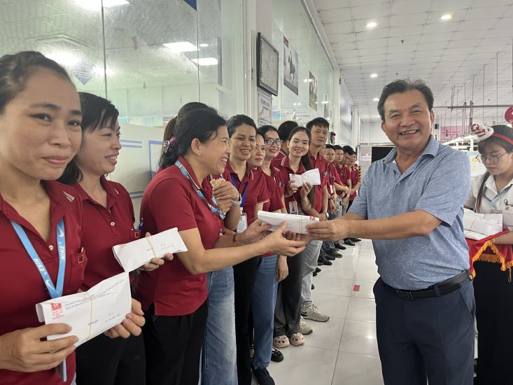 Dong Tien Joint Stock Company's Tet bonus is 16% higher than last year. Photo: Ha Anh Chien