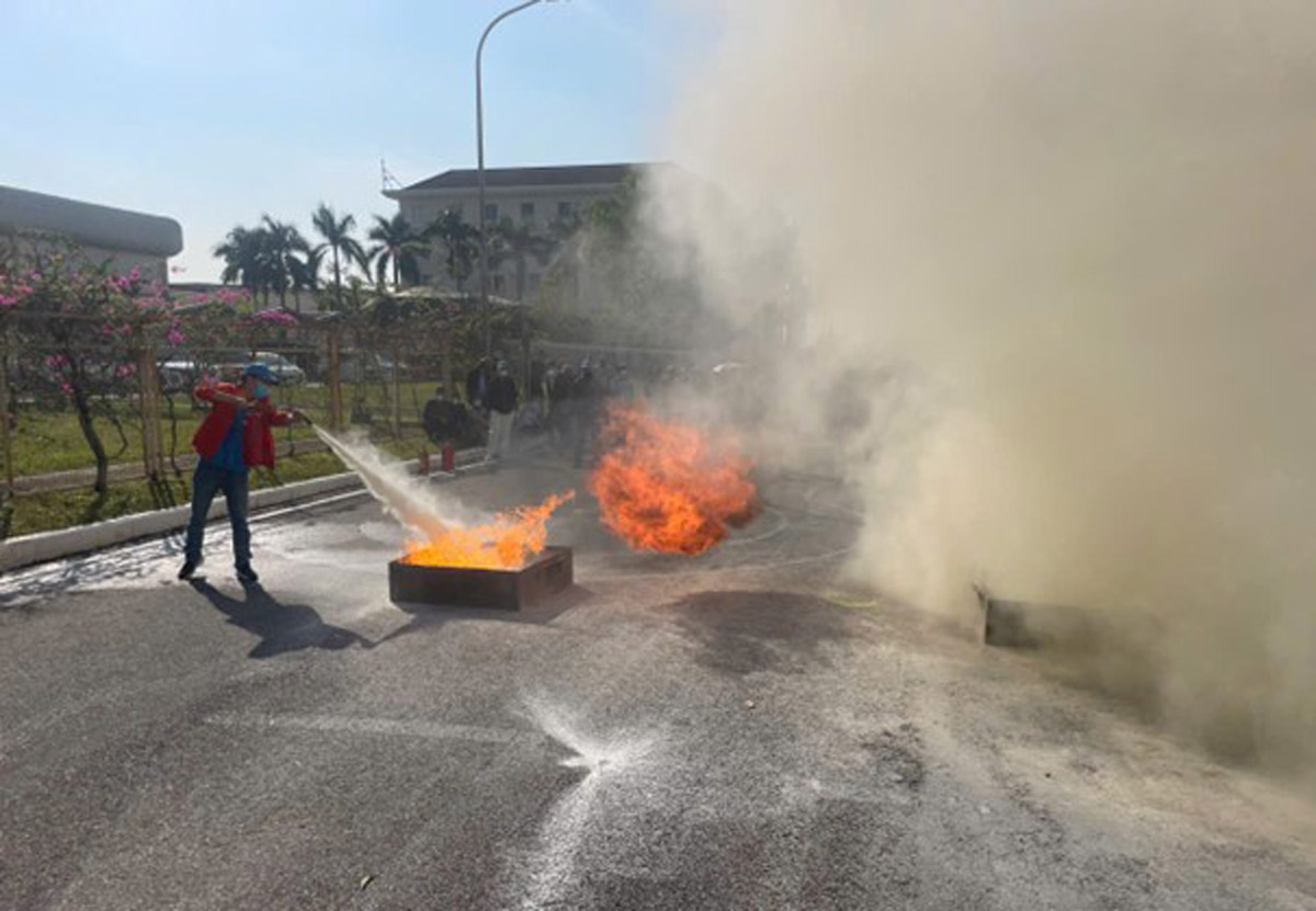 Trainees practice technical training on using fire extinguishers to extinguish simulated fires. Photo: Quang Ninh Police