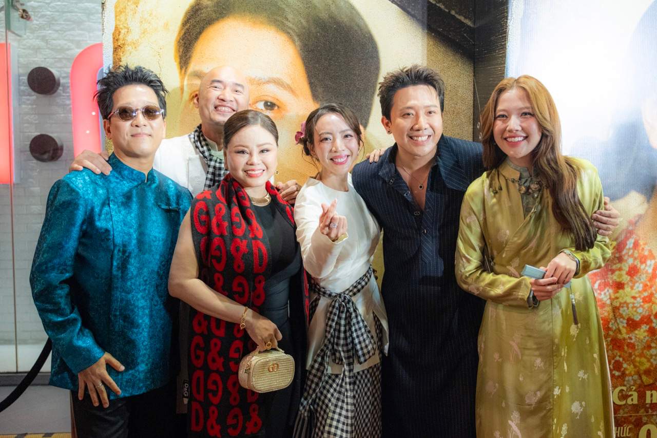 Tran Thanh, Thu Trang and Truong Giang reunite. Photo: Film crew.