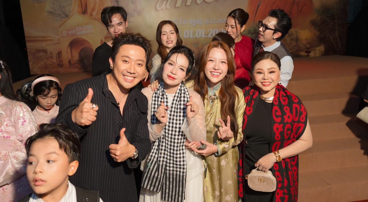 Tran Thanh va cac dong nghiep ung ho phim cua Thu Trang. Anh: Doan phim.