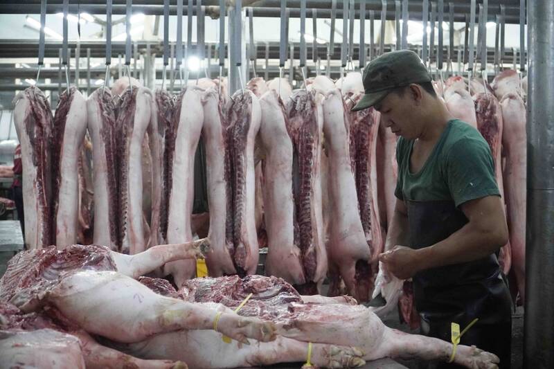 Pork keeps prices, flowers and seafood are forecast to increase slightly near Tet. Photo: Ngoc Le