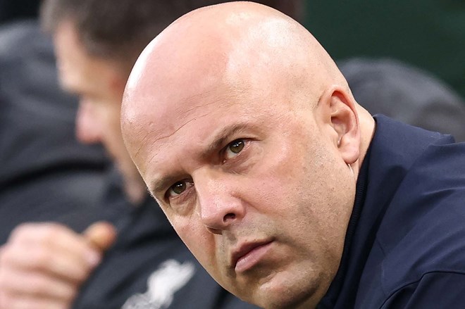 Arne Slot can ngay lap tuc cai thien kha nang bong bong cua Liverpool.  Anh: AFP