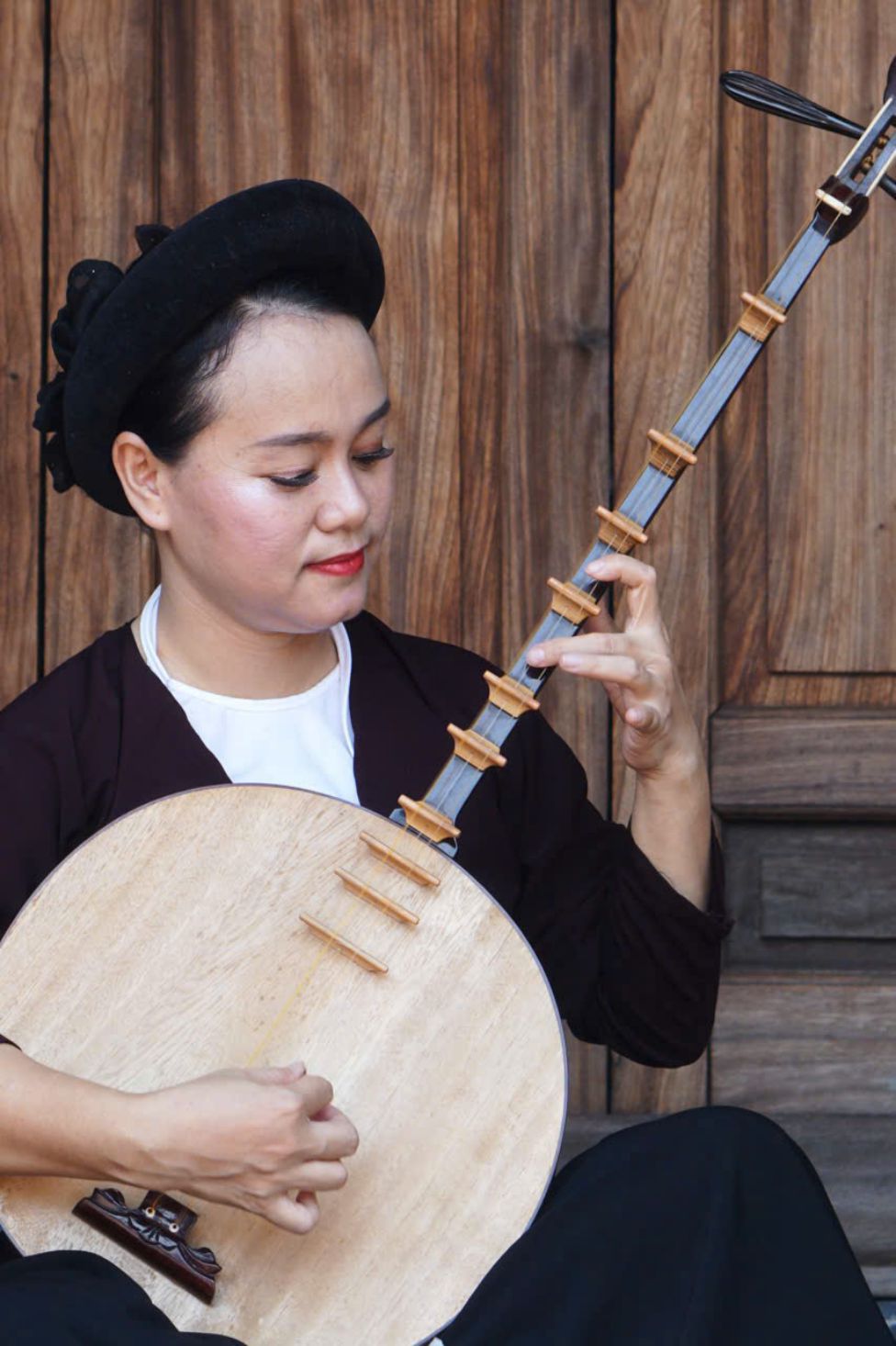 Nghe nhan hat Xam Nguyen Thi Phuong (nghe danh Thu Phuong) va cay dan nguyet. Anh: Nhan vat cung cap