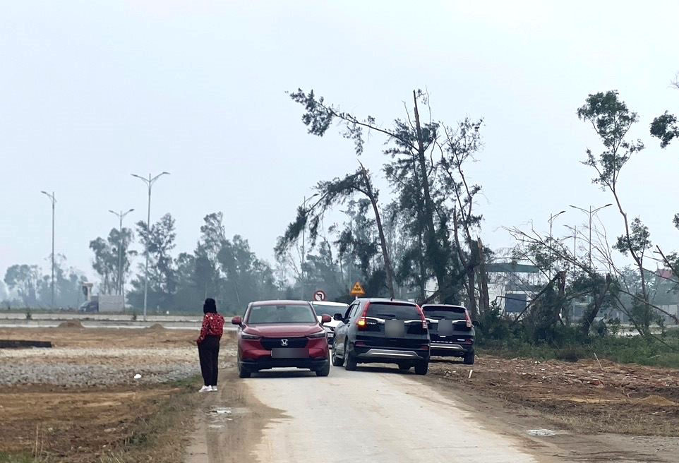 Trong con sot dat, nhieu khach hang tap trung ve vung Nghi Phong (phuong Vinh Loc, Nghe An) de tim hieu, mua ban dat. Anh: Ngoc Anh
