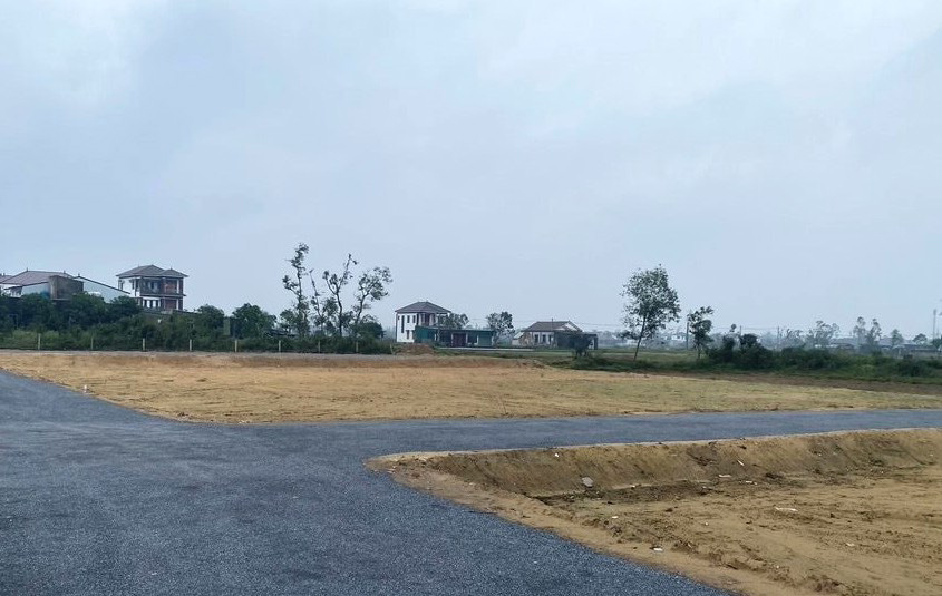 Cac lo dat tai Nghi Phong (phuong Vinh Loc, Nghe An) duoc nguoi dan san gat, lam duong de rao ban. Anh: Ngoc Anh