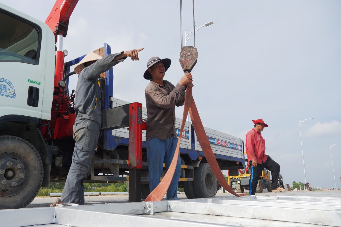 Tai hien truong, Thu truong da don doc chi dao cac don vi tiep tuc no luc thi cong cac hang muc con lai, cung nhu hoan tat cac thu tuc de som dua tuyen chinh vao khai thac theo ke hoach.