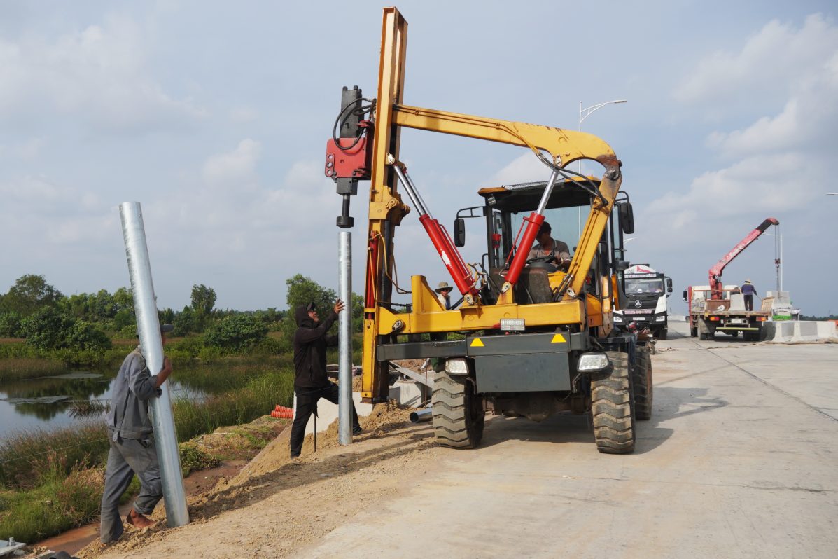 Trong nhung ngay cuoi cung cua nam 2025, tren cong truong cao toc Hau Giang – Ca Mau luon ron rang nhip may. Giua cai nang mien Tay, hang tram ky su, cong nhan miet mai bam tuyen, to chuc thi cong xuyen ngay dem de gap rut hoan thien nhung hang muc cuoi, chuan bi cho ngay thong xe.