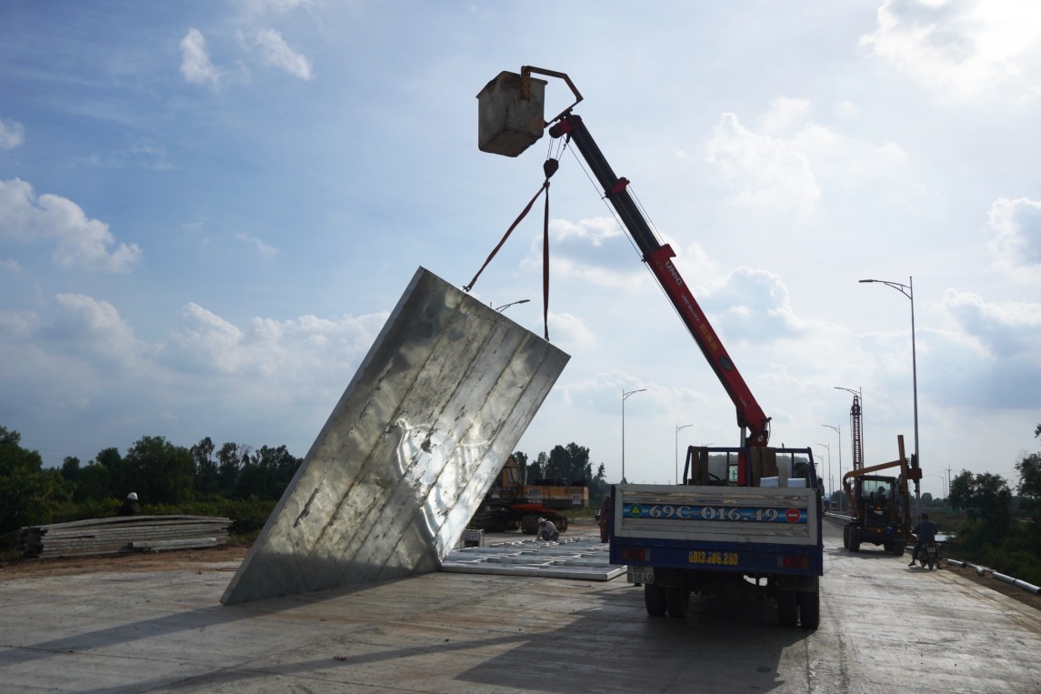 Ong Tran Van Thi - Giam doc Ban Quan ly du an (QLDA) My Thuan - cho cho biet, sau khi doan cao toc Can Tho - Hau Giang duoc thong xe, doan Hau Giang - Ca Mau dang duoc day nhanh tien do va du kien dua vao khai thac truoc Tet Duong lich 2026, nham dap ung nhu cau di lai tang cao cua nguoi dan trong dip Tet.