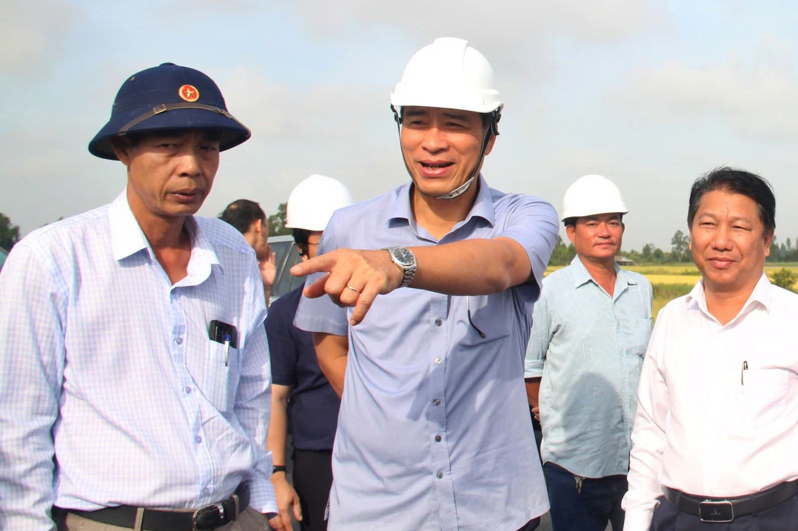 Truoc do, ngay 29.12, Thu truong Bo Xay dung Pham Minh Ha lam truong doan da di thuc te kiem tra hien truong thi cong cao toc thanh phan doan Hau Giang - Ca Mau (cao toc Can Tho - Ca Mau, thuoc du an cao toc Bac - Nam phia Dong), giai doan 2021 - 2025.