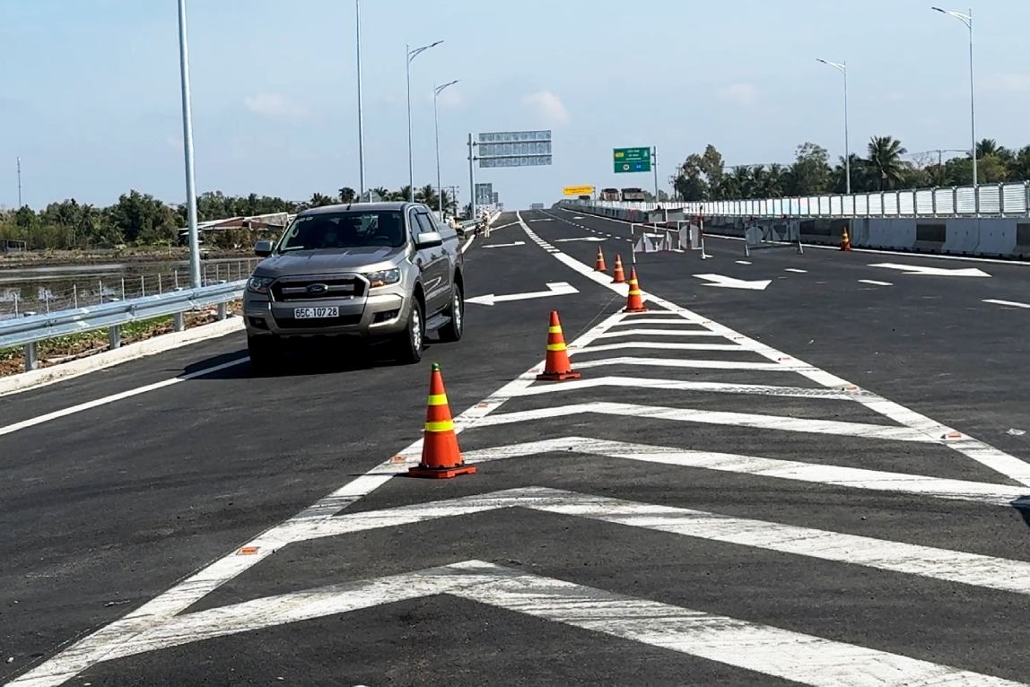 Truoc do, ngay 19.12, du an thanh phan doan Can Tho - Hau Giang duoc hoan thanh. Den ngay 22.12 da duoc dua vao khai thac dap ung duoc nhu cau di lai, giao thuong hang hoa cua nguoi dan trong khu vuc.