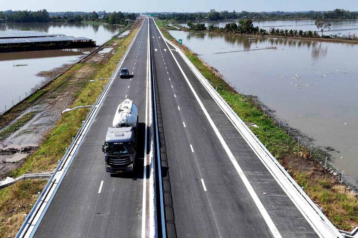 Du an cao toc Can Tho - Ca Mau co chieu dai tuyen chinh 110,85km, voi tong muc dau tu hon 27.500 ti dong, duoc khoi cong ngay 1.1.2023, do Ban QLDA My Thuan lam chu dau tu.