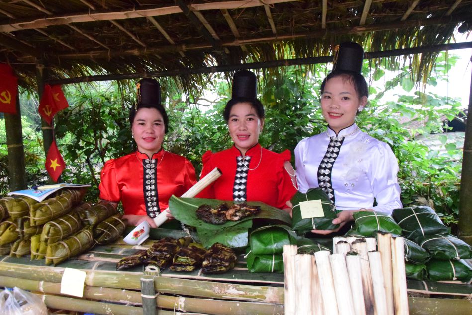 Nguoi dan ban It, xa Muong La, tinh Son La lam com lam tu gao nep Tan truyen thong. Anh: Truong Son