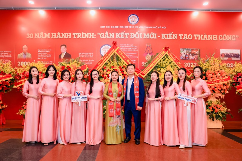 Viet Thanh Vietnam Co., Ltd. is honored to be awarded a Certificate of Merit by the Hanoi People's Committee for 3 consecutive years. Photo: My Linh